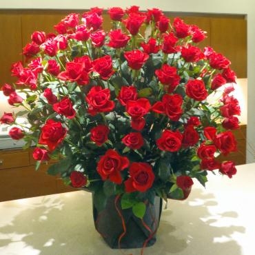 赤いバラ100本 花屋ブログ 北海道旭川市の花屋 フラワーショップ花太郎にフラワーギフトはお任せください 当店は 安心と信頼の花キューピット加盟店です 花キューピットタウン