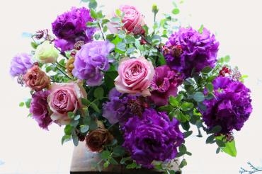 シックな紫色のアレンジメント｜「フラワーショップ花太郎」　（北海道旭川市の花キューピット加盟店 花屋）のブログ