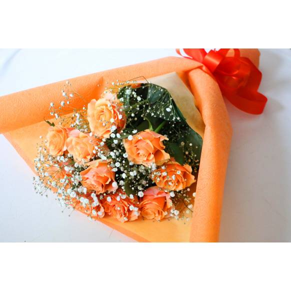 オレンジバラとカスミソウの花束